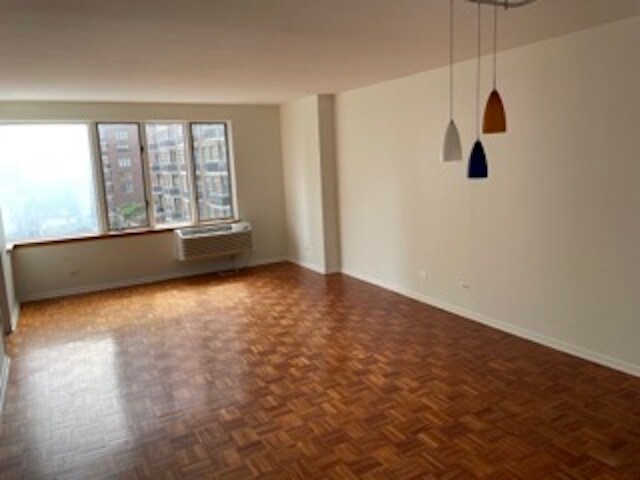 Building Photo - 801 S Plymouth Ct