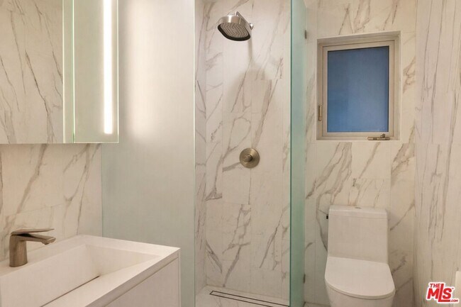 Building Photo - 21 1/2 Wavecrest Ave