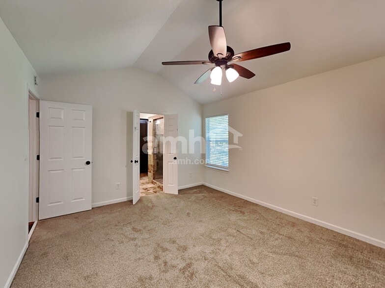 Building Photo - 131 Hidden Creek Dr