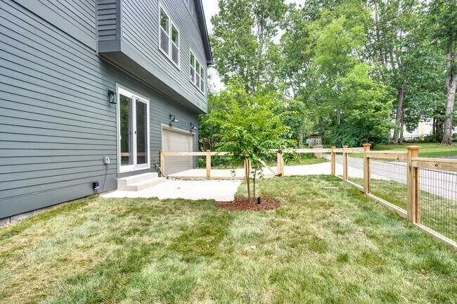 Building Photo - 2430 Little Ave