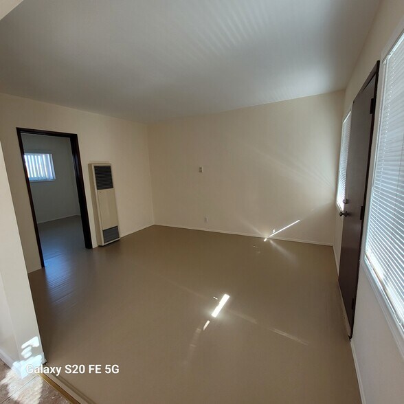 Livingroom - 935 Freeman Ave