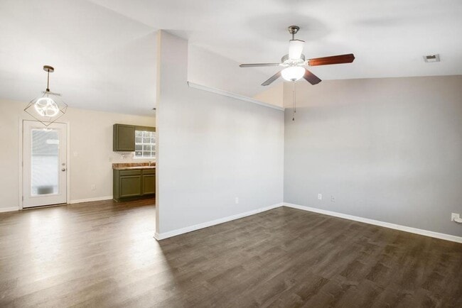 Building Photo - Adorable Richlands Home!