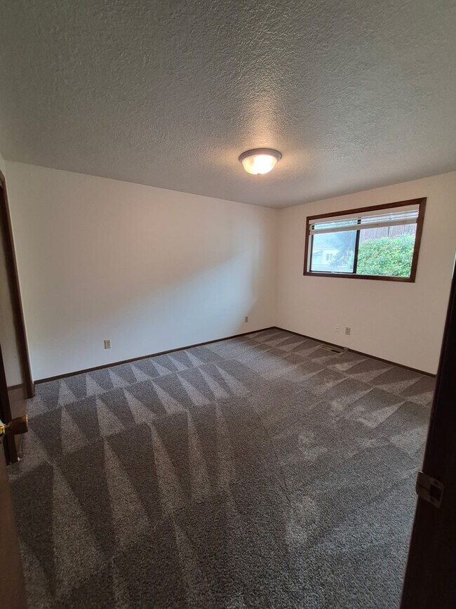 Building Photo - Charming South Salem Duplex!