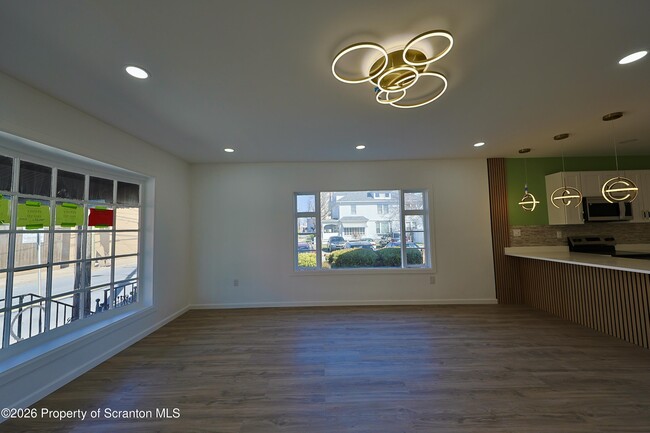 Building Photo - 318 W Main St