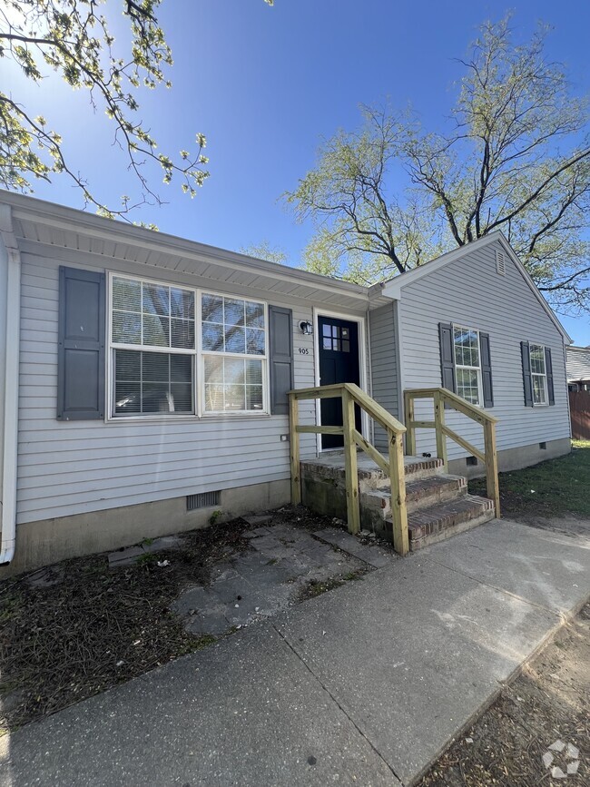 Building Photo - 905 Green Mor Ave