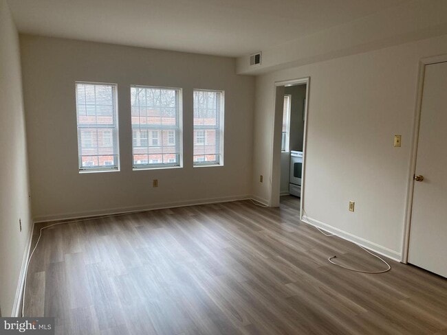 Building Photo - 1816 Queens Ln