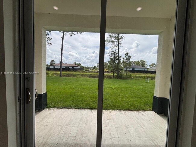 Building Photo - 1018 Maddock St E