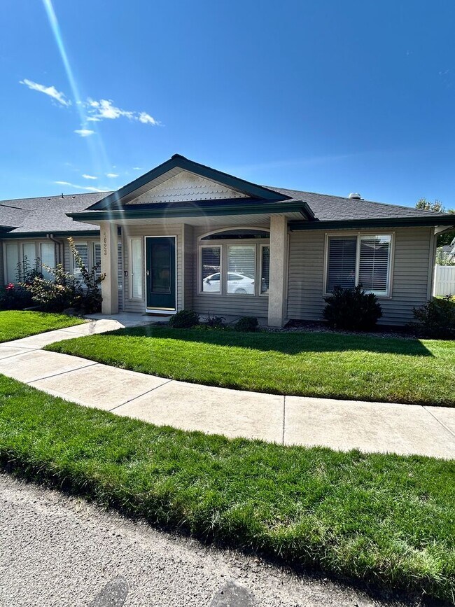 Building Photo - Free Rent for September!! Spacious Duplex ...