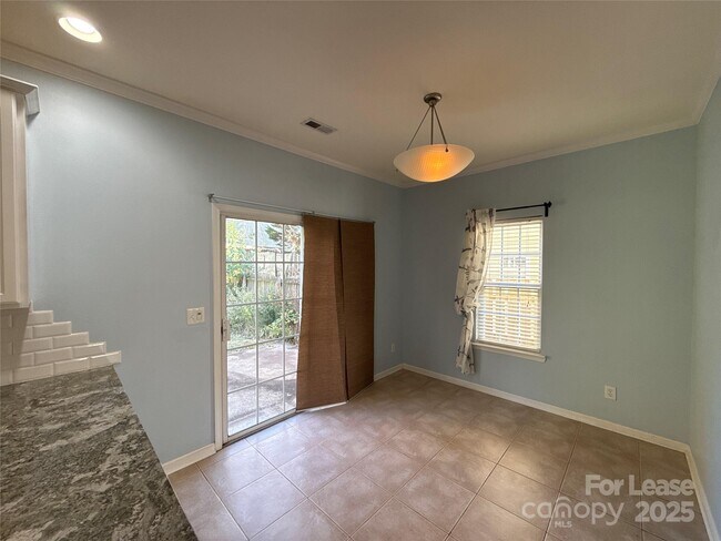 Building Photo - 10016 Highlands Crossing Dr