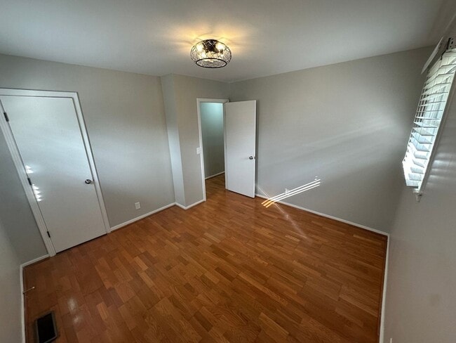 Building Photo - 416 Lealand Ln