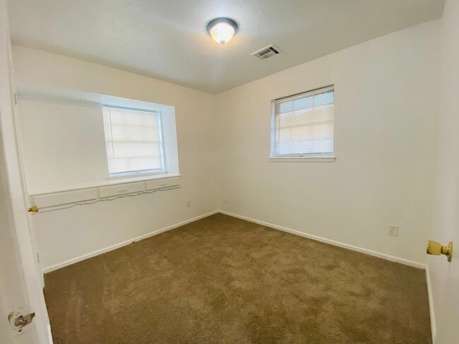 Building Photo - 3 Bed 1 Bath home for rent in NW OKC!