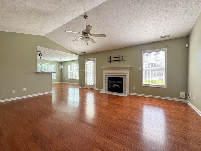 Building Photo - Beautiful 4 Bed 2 Bath Home in Fayetteville