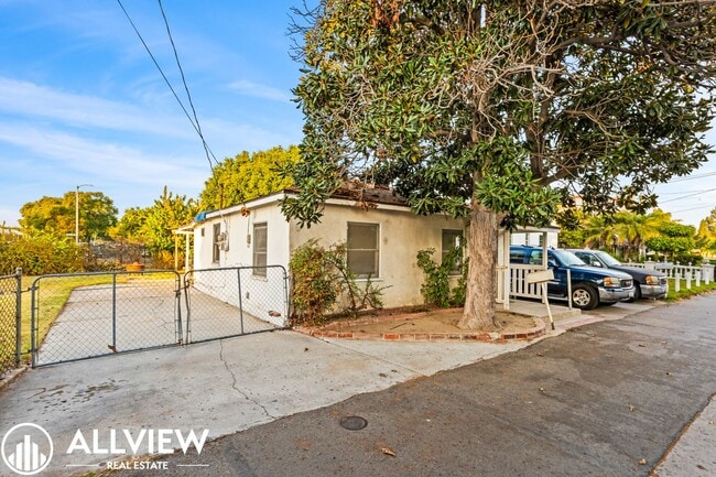 Building Photo - Beautifully Updated 1 Bed/1 Bath Single-Fa...