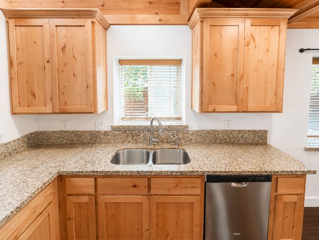 Building Photo - 2245 Ceanothus Ave
