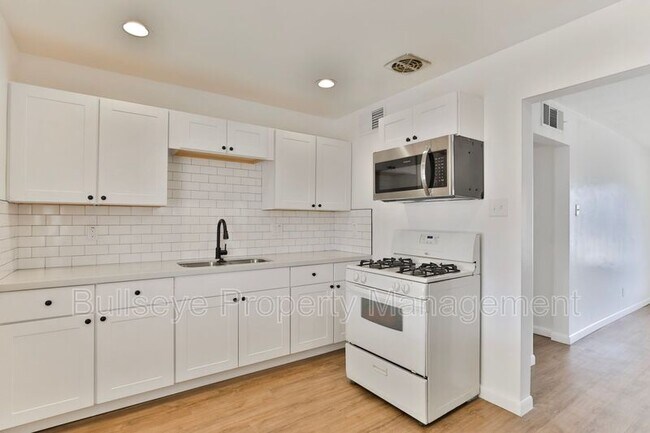 Building Photo - 2129 W Weldon Ave