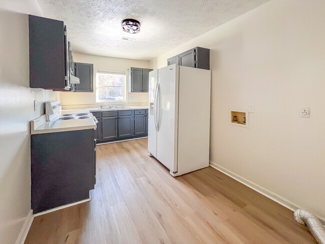 Building Photo - 22 Fox Hill Dr