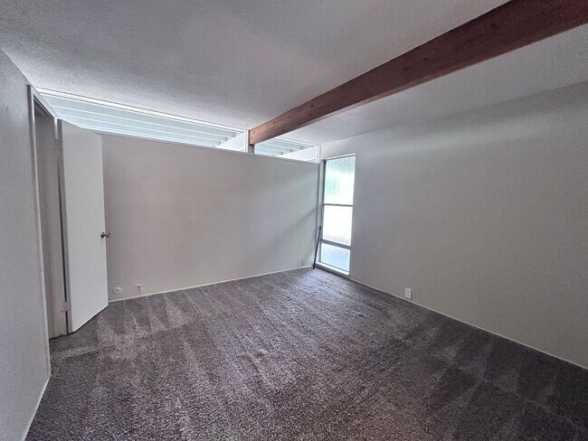 Building Photo - Three Bedroom Two Bathroom Home with Den/Home Office