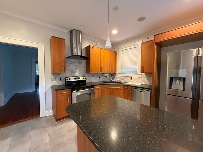Building Photo - DOWNTOWN house with W/D avail NOW!