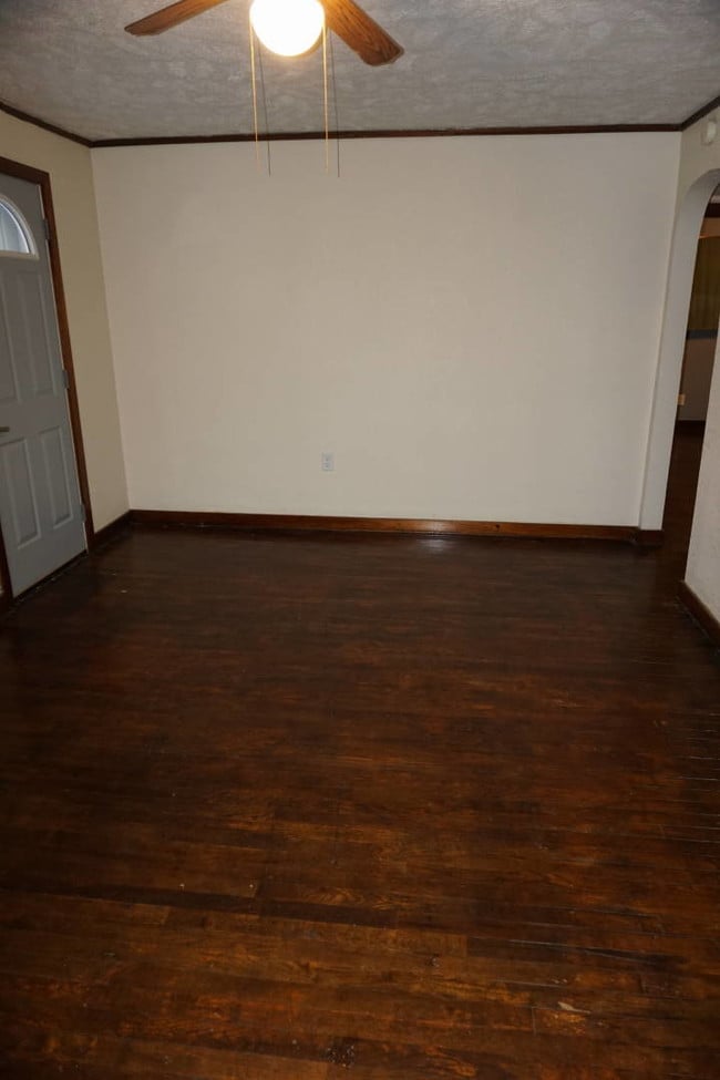 Building Photo - 204 N Geri St