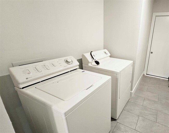 Building Photo - 1424 NE 10th St