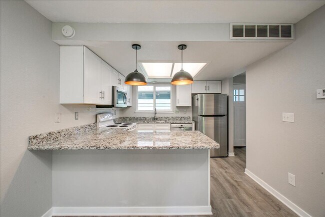Building Photo - Bright & Stylish Townhome in the Heart of ...