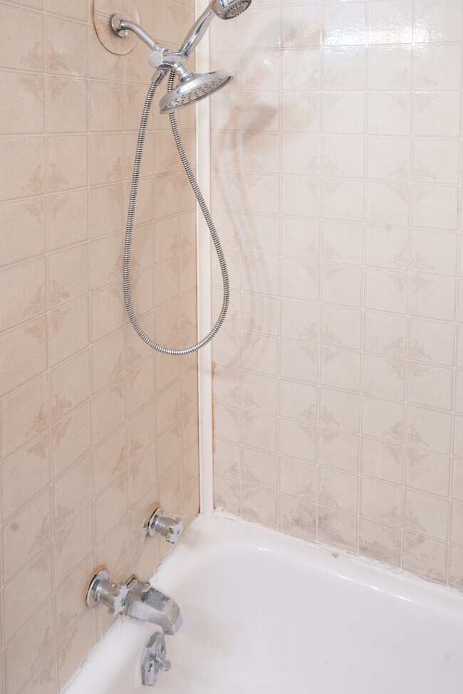 Building Photo - 556 Rose Ave E