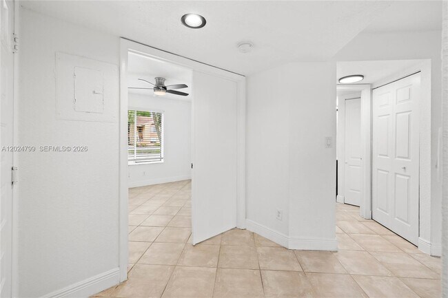 Building Photo - 1025 Coral Club Dr