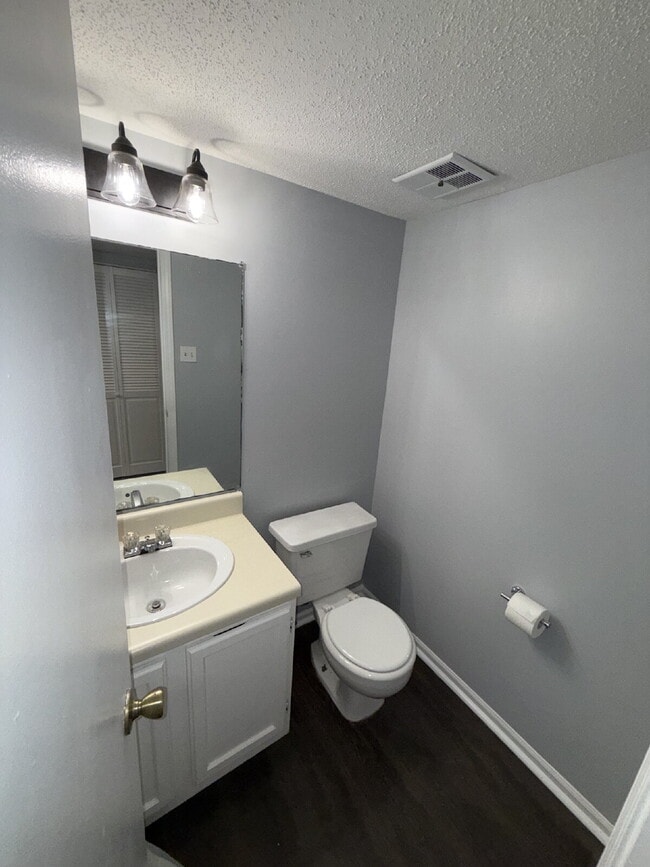 Building Photo - Just minutes from the University of South Alabama, this updated condo features fresh paint, lamin...