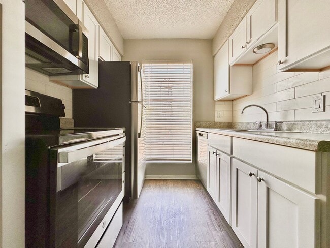 Building Photo - University Quarters - 1 Bed 1 Bath!!