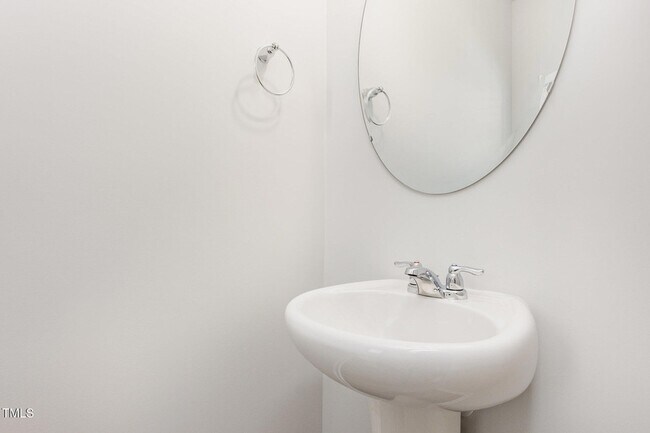 Building Photo - 172 Paramount Dr