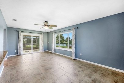 Building Photo - ANNUAL RENTAL: 3-Bedroom Waterfront Home w...