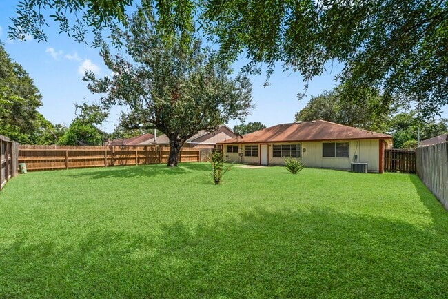 Building Photo - 16734 Summer Dew Ln
