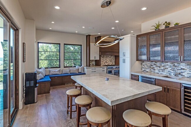 Building Photo - 465 W Maple Way