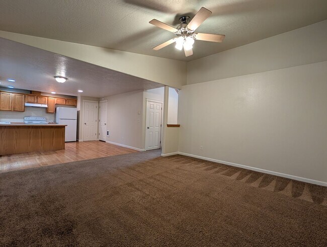 Building Photo - Spacious 3-Bedroom, 2-Bath Townhouse Near River Road In Eugene!