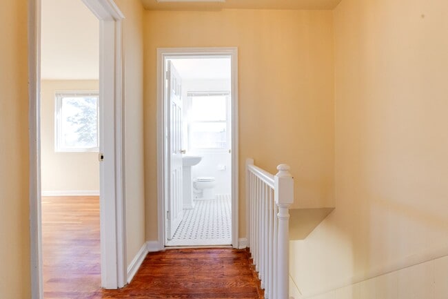 Building Photo - Charming End-Unit Townhome