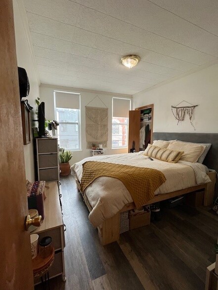 Building Photo - 185 1/2 Home St