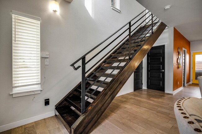 Building Photo - 1417 E Crockett St