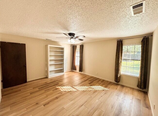 Building Photo - 105 Bluebird Cir