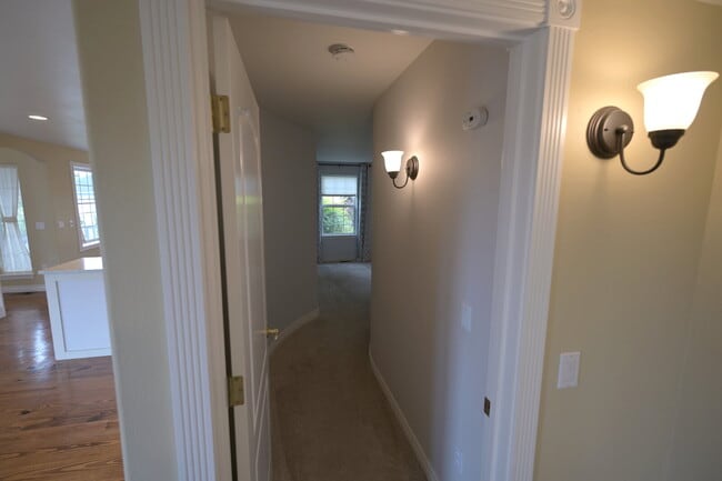 Building Photo - 3 bed 2 bath home near Carrie Blake Park, ...
