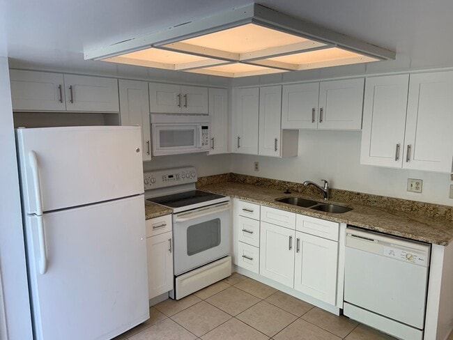 Building Photo - 2 Bed/2 Bath Townhouse Very Close to UCF!
