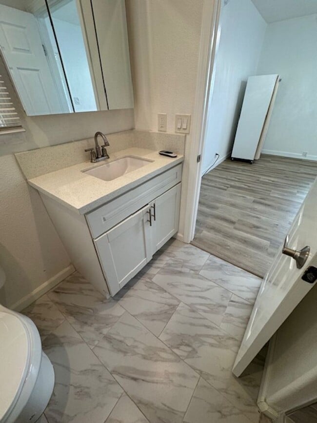 Building Photo - Beautiful 3 bedroom 2 bath HOME... no expenses spared!  Washer/Dryer... A/C Splitters... on a sle...