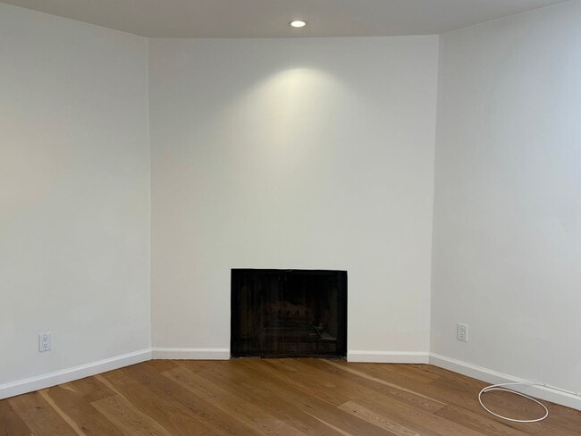 Building Photo - Prime Location 3 bedroom Townhome with Central A/C & Heat. Laundry in unit. Side-by-Side parking.