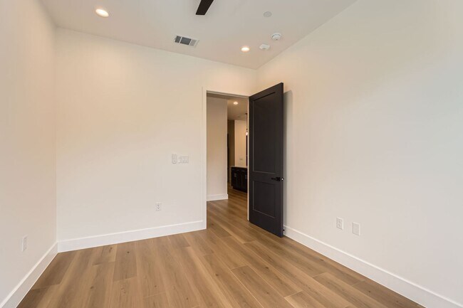 Building Photo - 10899 S Hausman, Unit 201