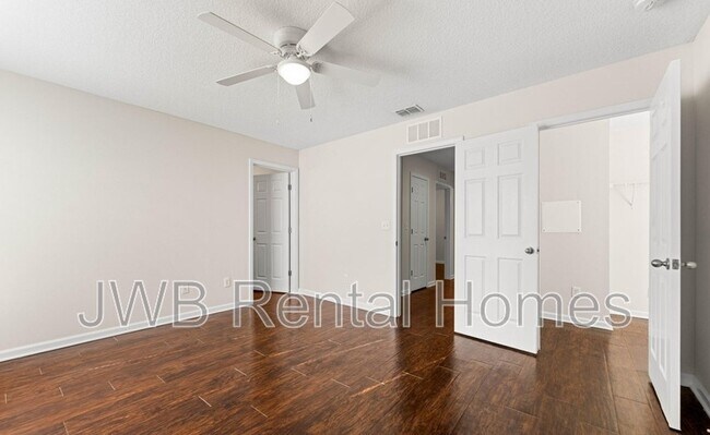 Building Photo - 525 Meteor St