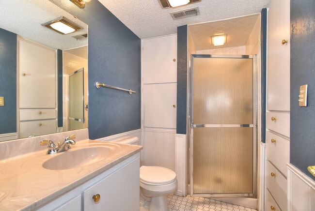 Building Photo - 1023 E Thompson Ave