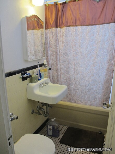 Building Photo - 70 Chiswick Rd