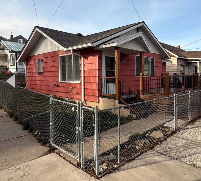 Building Photo - Charming  2 Bed 1 Bath Close to downtown and 1.9 miles to Sky Lakes Medical Center and Oregon Tech