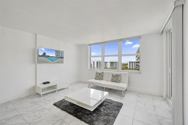 Building Photo - 3015 N Ocean Blvd