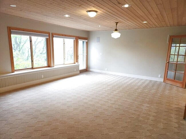 Building Photo - Large Private Luxury Home in Pinebrook  Es...