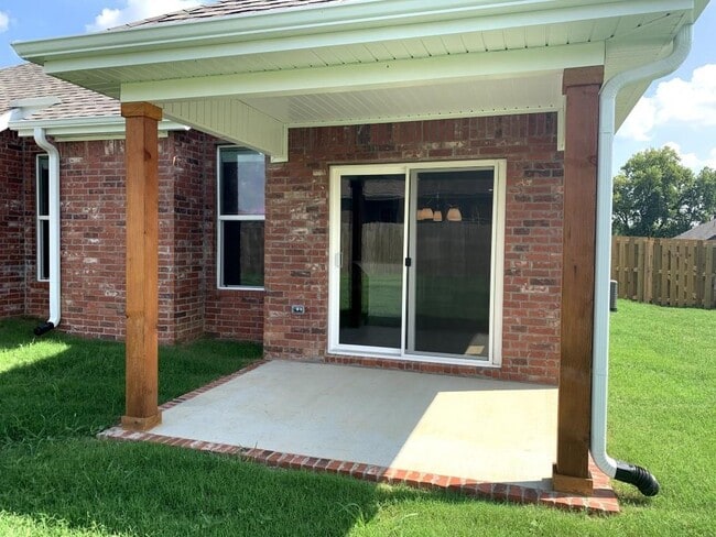Building Photo - 428 Concho St